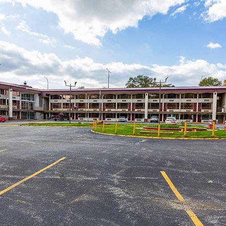 Oyo Hotel Moline Downtown Il I-74 North Exterior photo