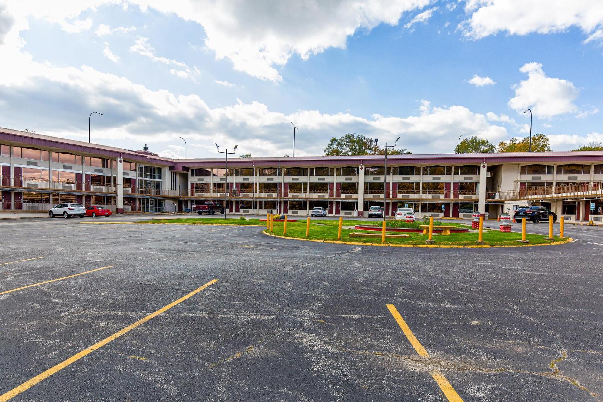 Oyo Hotel Moline Downtown Il I-74 North Exterior photo