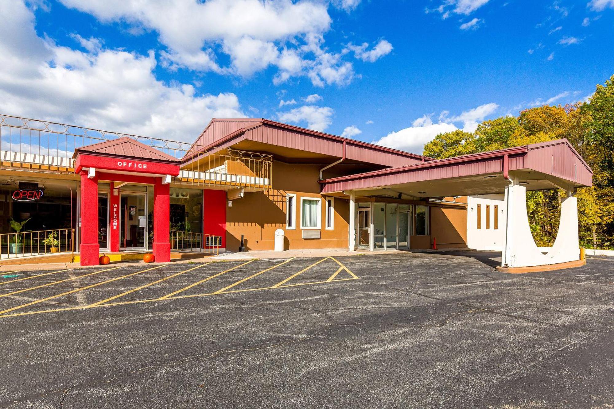 Oyo Hotel Moline Downtown Il I-74 North Exterior photo